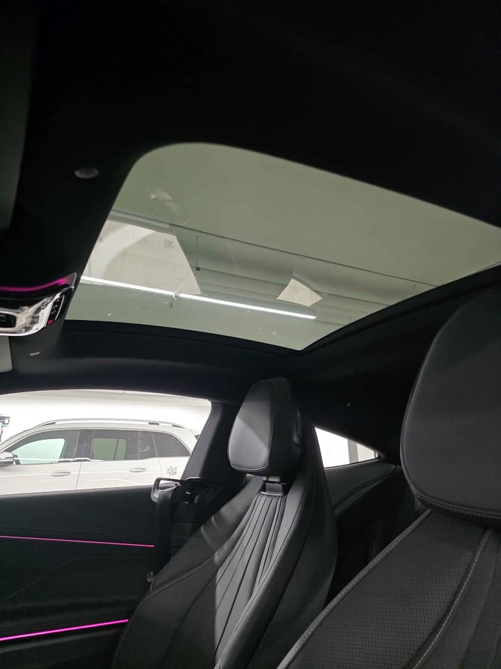 Mercedes-Benz panoramic glass roof polished and cleaned
